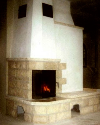 Kamin mit Natursteinelementen