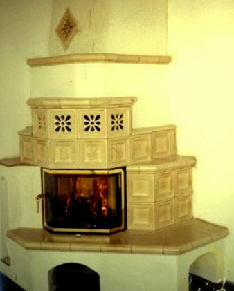 brennender Kachelkamin mit Sitzbank