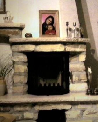 Kaminofen mit rustikalen Naturstein