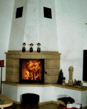 Eckkamin mit hellbraunen Naturstein