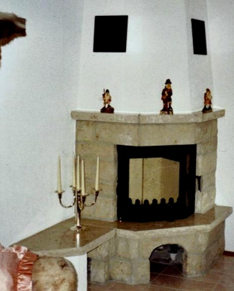 Eckkamin mit glänzender Natursteinbank