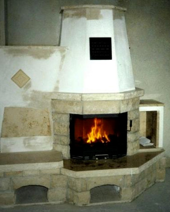 brennender Kamin mit gefächerten Sitzmöglichkeiten