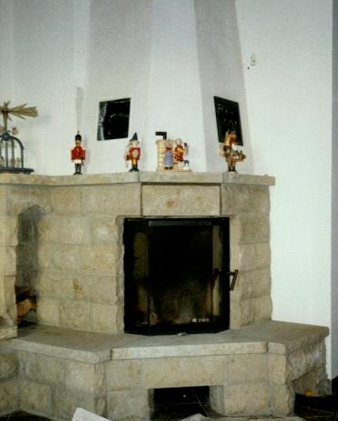 Eckkamin aus gelben Sandstein