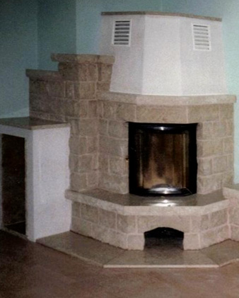 Eckkamin aus rötlichen Naturstein