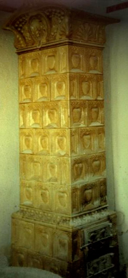 alter beigefarbener Kachelofen