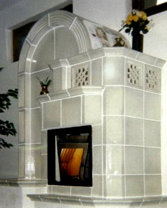 Kachelofen mit grauen Kacheln