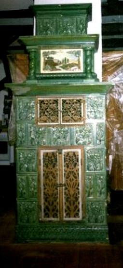 Kachelofen mit wundervollen Verzierungen