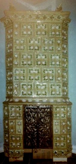 Kachelofen mit einzigartigen Verzierungen