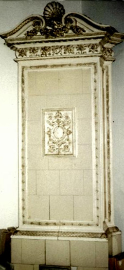 weißer Kachelofen mit Ornamenten