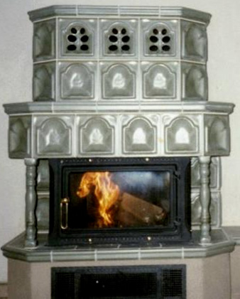 brennender Kachelofen mit Säulenelementen