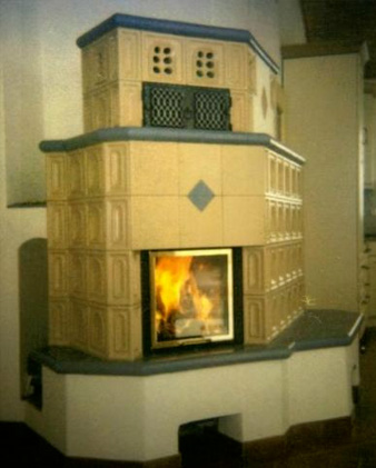 orangefarbener Kachelofen mit grüner Sitzbank