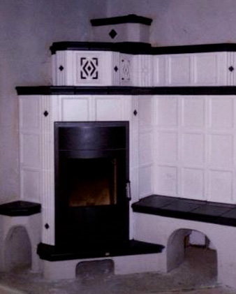 Kachelkamin mit weißen und schwarzen Kacheln