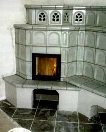 hellgrüner Kachelofen der brennt