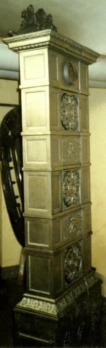 Gussofen rund mit Verzierungen goldschimmernd