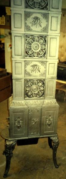 Gussofen auf 4 länglichen Beinen mit Verzierungen 