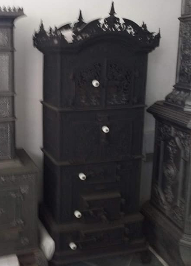 Gußofen halbhoch mit Verzierungen