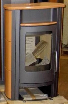 ovaler Kaminofen mit braunen Speichersteinen und grauen Metall