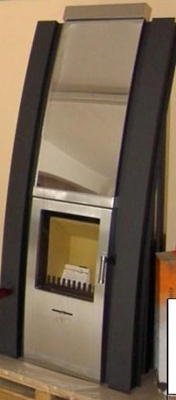 Kaminofen aus schwarzen und Cremefarbenen Metall