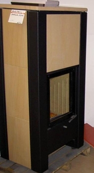 viereckiger Kaminofen mit schwarzen Metall und beigfarbenen Speichersteinen