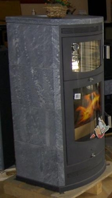 Kaminofen mit marmorierten Speichersteinen und grauen Metall