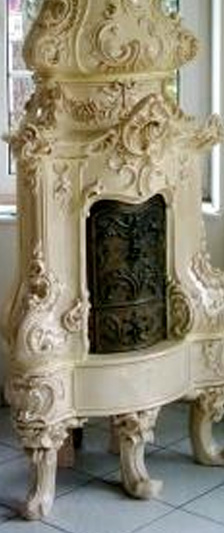 Antiker weißer Ofen mit schönen Ornamenten