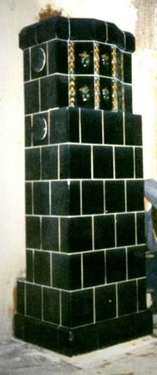 dunkelgrüner Antikkachelofen