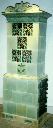 alter Kachelofen mit Blumenmuster