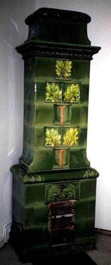 Grüner Antikofen mit Ast und Blattornamenten