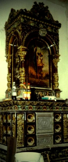 Antiker Kachelofen Altar ähnlich