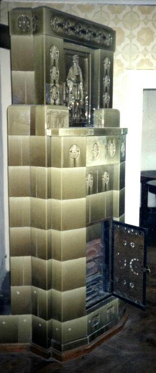 graubrauner antiker Kachelofen