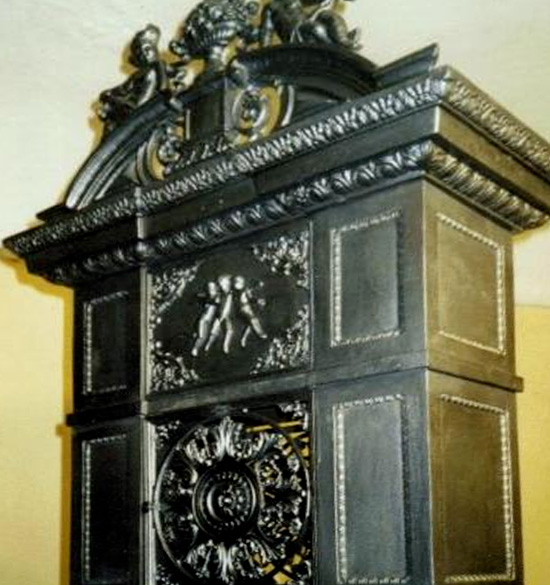 schwarzer Guss Ofen mit zahlreichen Verzierungen