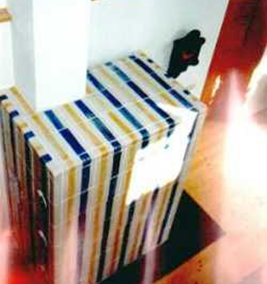 Künstlerofen mit Kacheln in Linienoptik