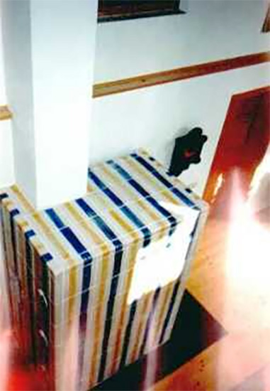 Künstlerofen mit gelben und blauen Streifen