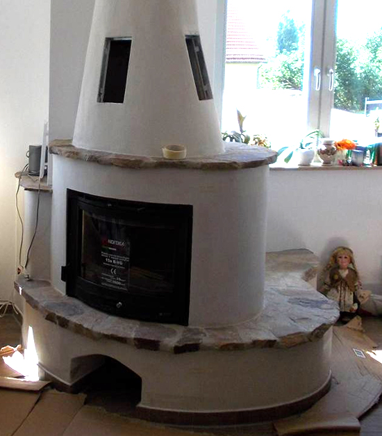 ovaler Künstlerofen mit Natursteinbank
