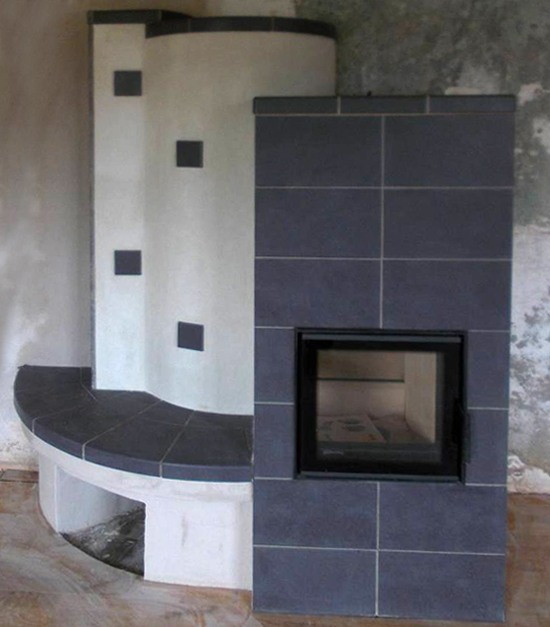 Künstlerofen graue Kacheln und Sitzbank