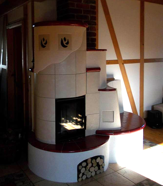 Künstlerofen mit runden Kacheln und roter Sitzbank