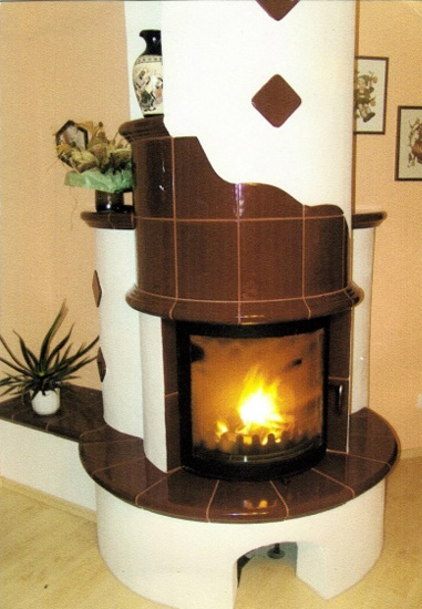 brennender Künstlerofen mit braunen Kacheln