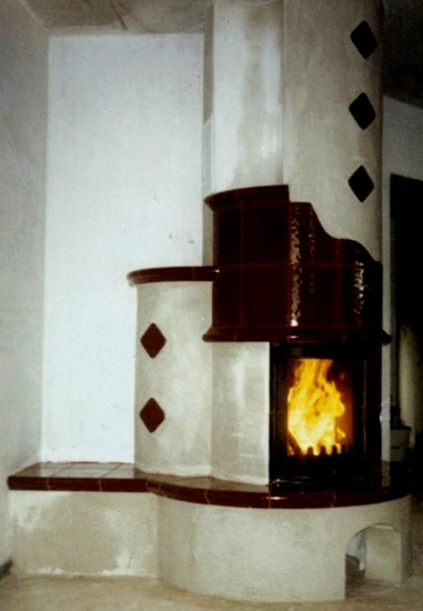 brennender Rundofen mit künstlerischen Elementen