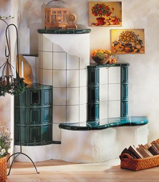 Kachelofen mit weißen und grünen Kacheln