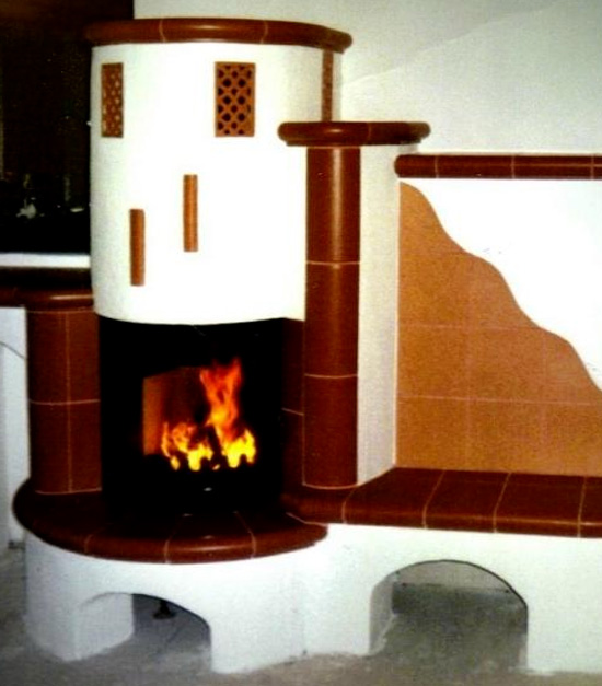 Künstlerofen rund angefeuert