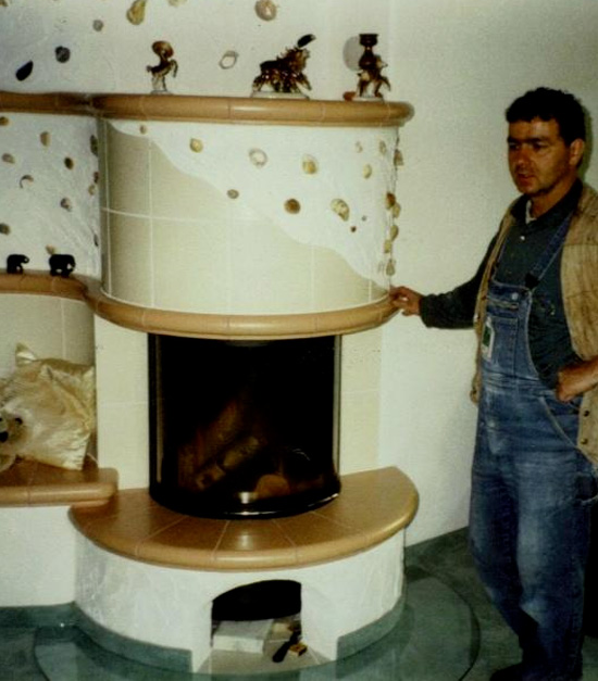 Künstlerischer Rundofen mit Ofenbaumeister Heilmann