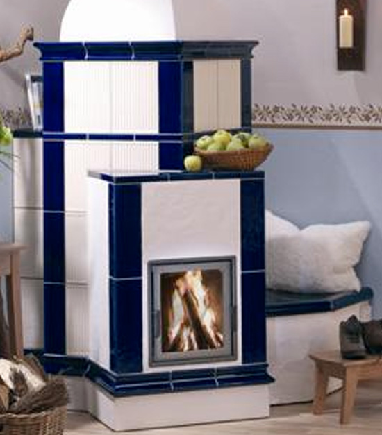 viereckiger Künstlerofen mit blauen und weißen Kacheln