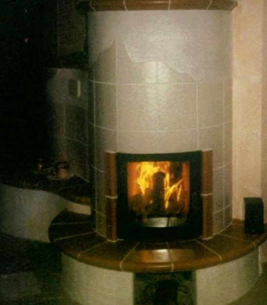 Künstlerofen rund mit Flamen im Heizraum