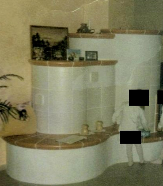 Künstlerofen mit weißen und braunen Kacheln