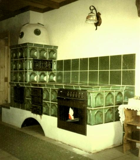 Kachelherd mit grünen Kacheln Herd und Wärmeöffnung