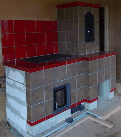 Kachelherd mit roten und braunen Kacheln