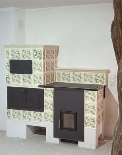 Kachelherd mit verzierten Kacheln