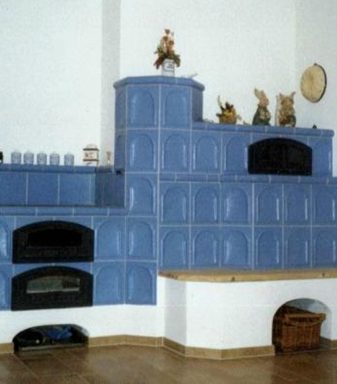 Kachelherd mit blauen Kacheln und Backöffnung