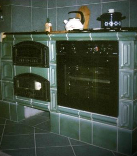 dunkelgrüner Kachelherd mit Einbauherd 