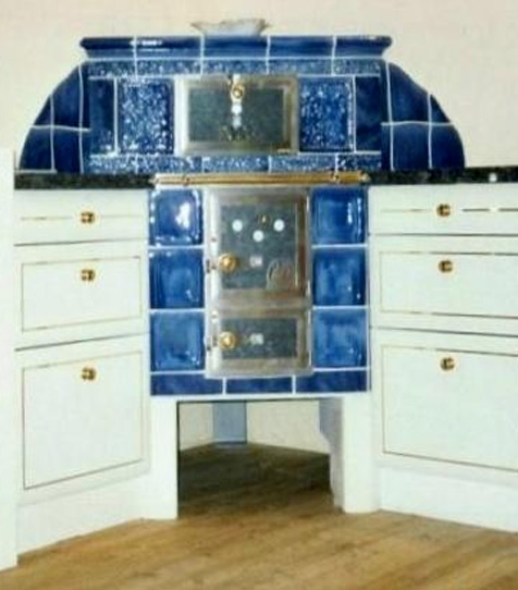 eingebauter blauer Kachelherd 